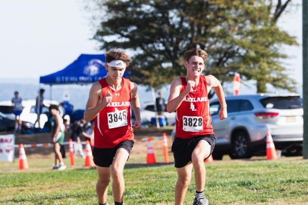 Seniors Gavin Raudenbush and Seamus Burke at the Garret invitational.

(LRHS)